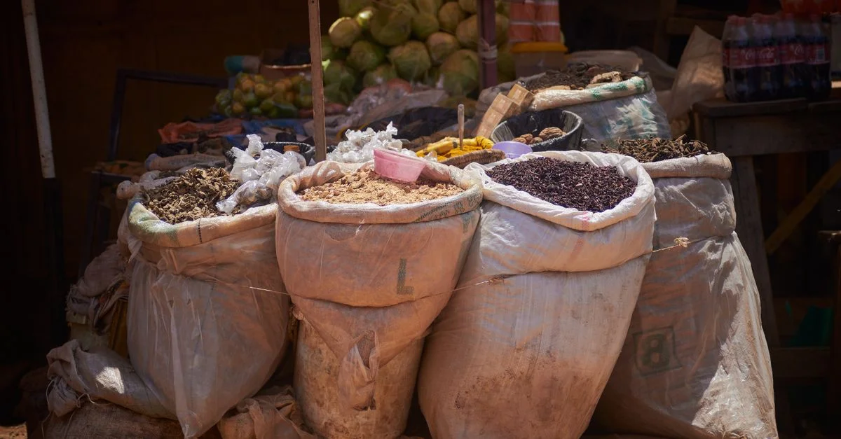 Affichage coloré d'épices et d'herbes dans un marché extérieur à Zaria, Nigeria.